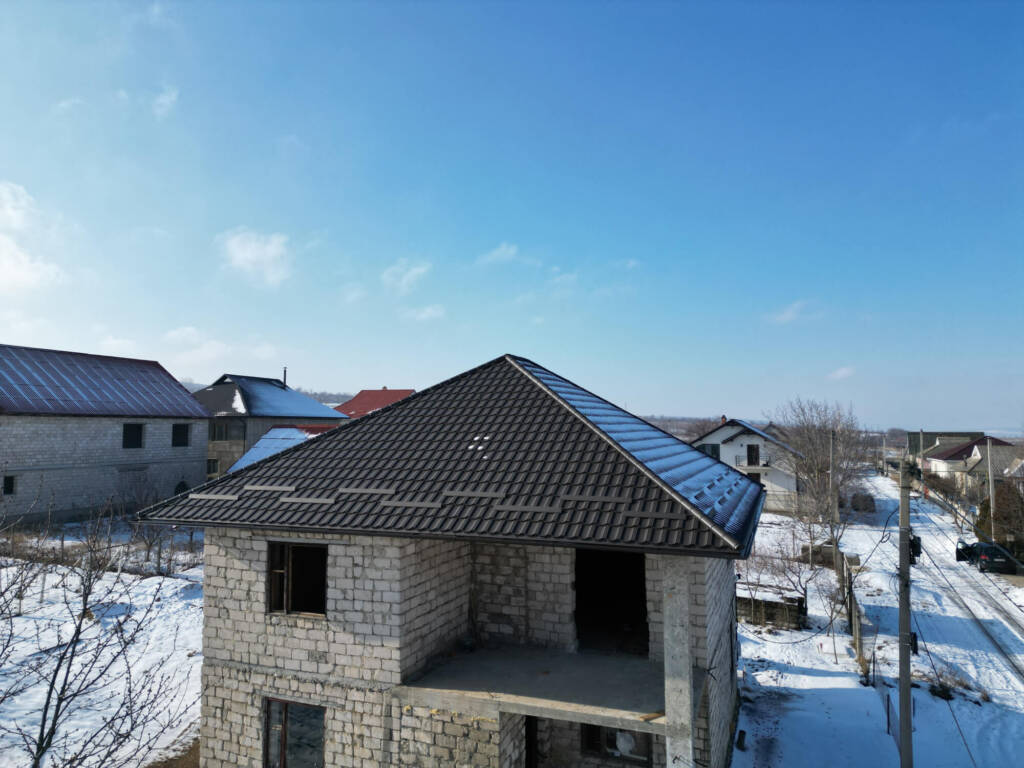 Țiglă metalică ARCTICA® dublu-modulară în lucrare