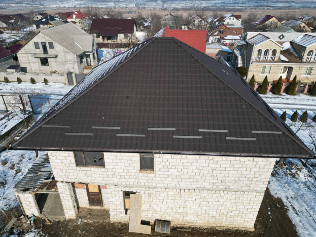Țiglă metalică ARCTICA® dublu-modulară în lucrare
