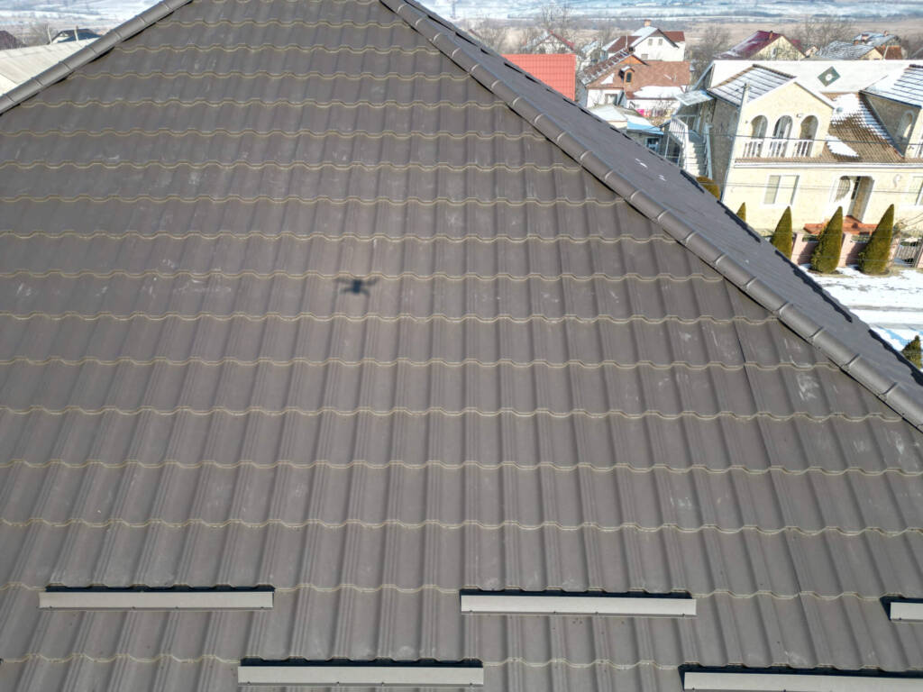 Țiglă metalică ARCTICA® dublu-modulară în lucrare