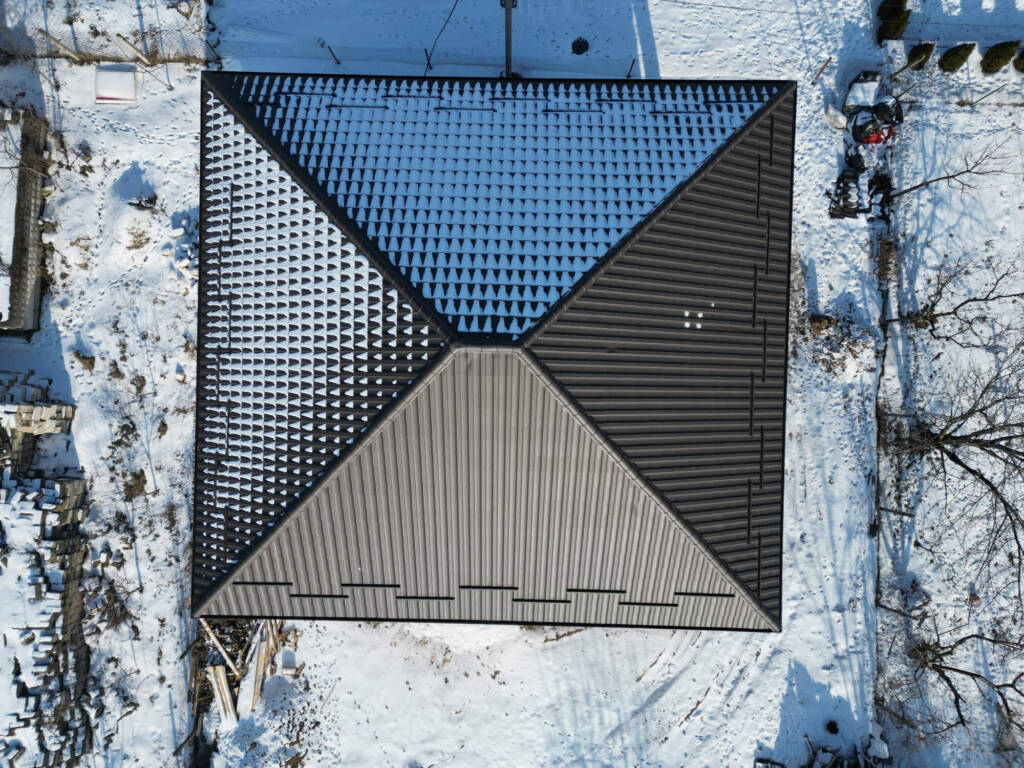 Țiglă metalică ARCTICA® dublu-modulară în lucrare