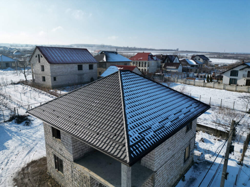 Țiglă metalică ARCTICA® dublu-modulară în lucrare