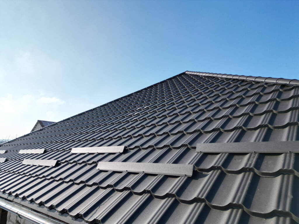 Țiglă metalică ARCTICA® dublu-modulară în lucrare